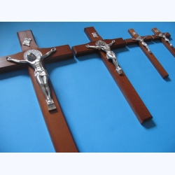 Zestaw-Krzyże drewniane medalem Świętego Benedykta na ścianę-4 szt.